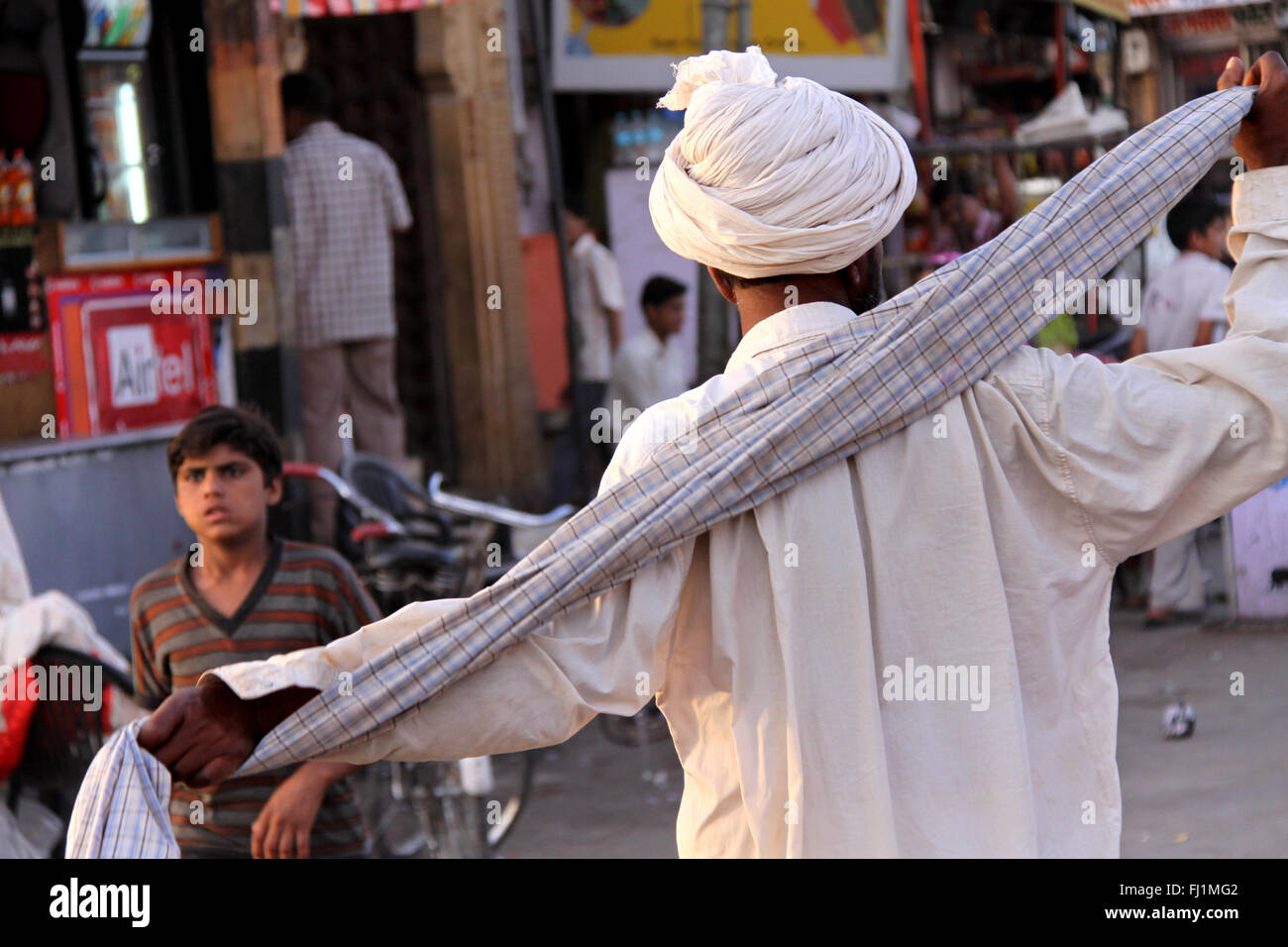 Mann mit Turban sehen von hinten in eine Straße von Jaisalmer, Indien Stockfoto
