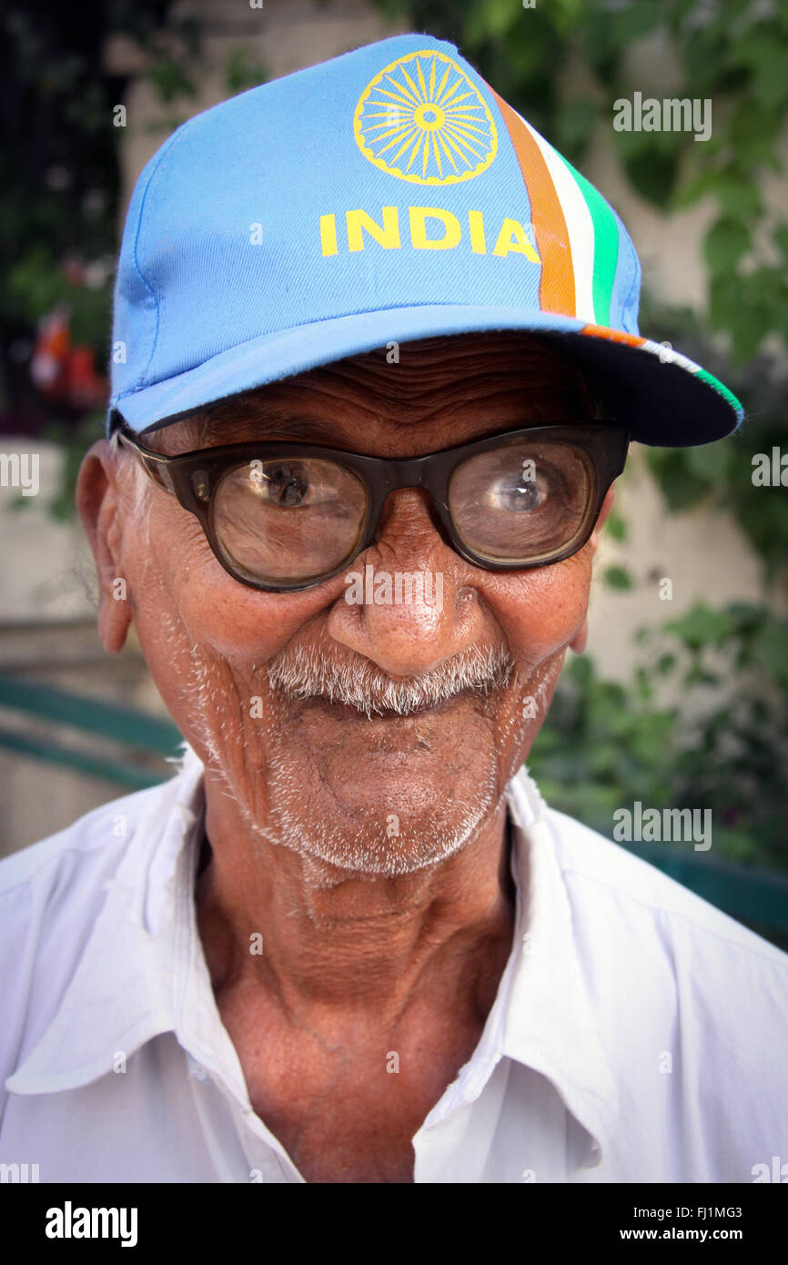 Alter Mann mit lustigen Gesicht und "Indien" Cap und Gläser in Jaisalmer, Indien Stockfoto