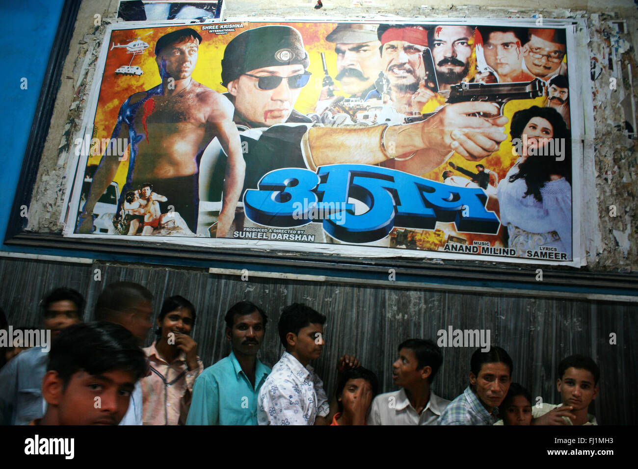 Indische Leute Queuing für Bollywood Film im Kino in Delhi, Indien, gespielt zu werden. Stockfoto