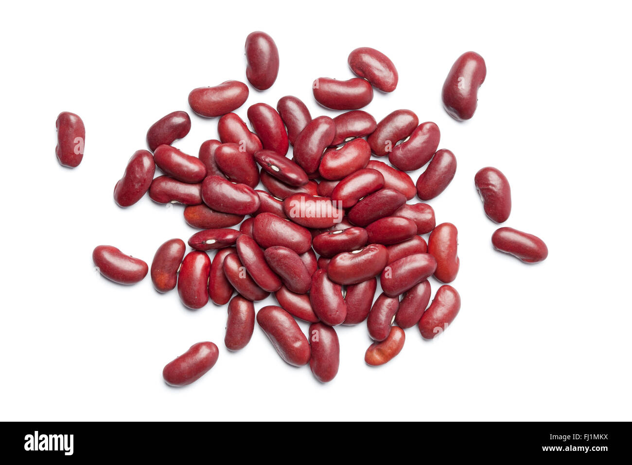 Rohe rote Kidney-Bohnen auf weißem Hintergrund Stockfoto