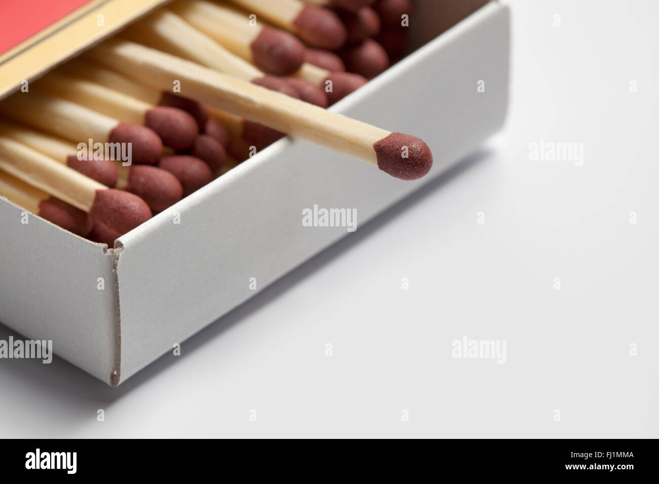 Offene Schachtel Streichhölzer auf weißem Hintergrund Stockfoto