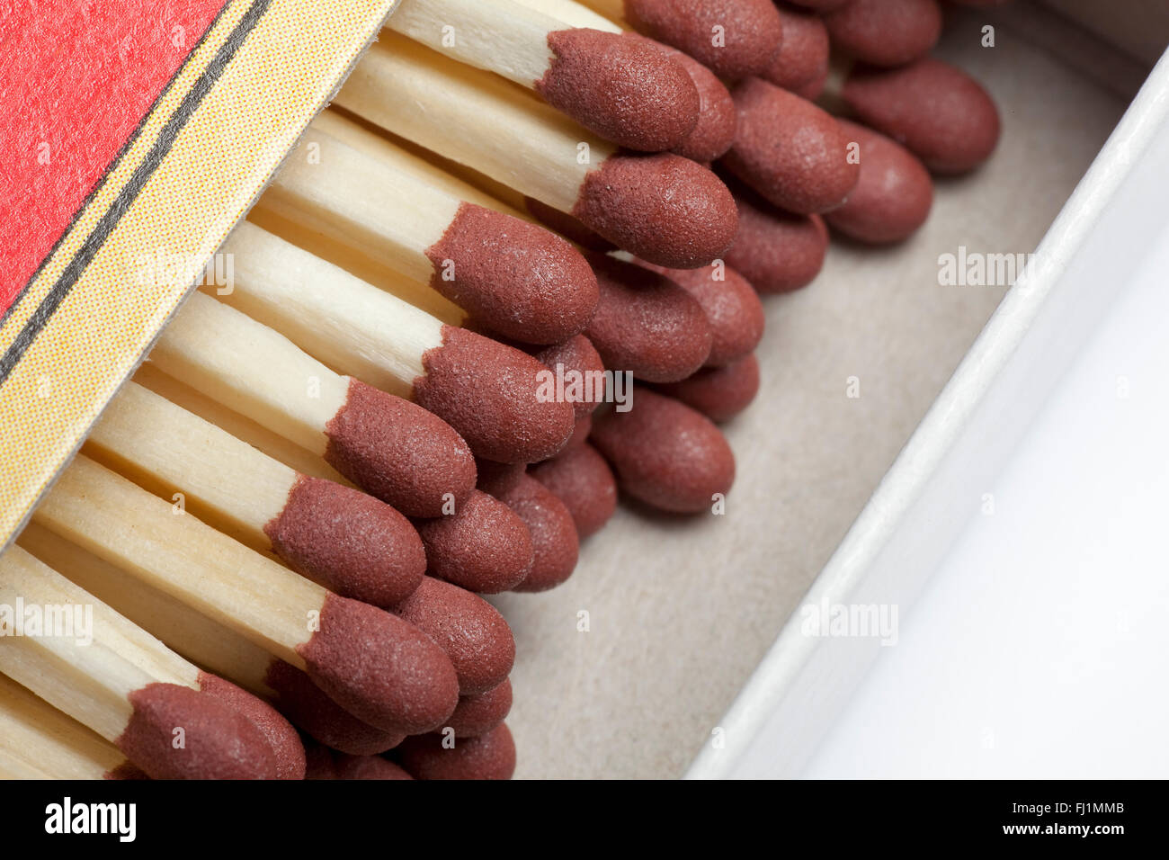 Offene Schachtel Streichhölzer auf weißem Hintergrund Stockfoto