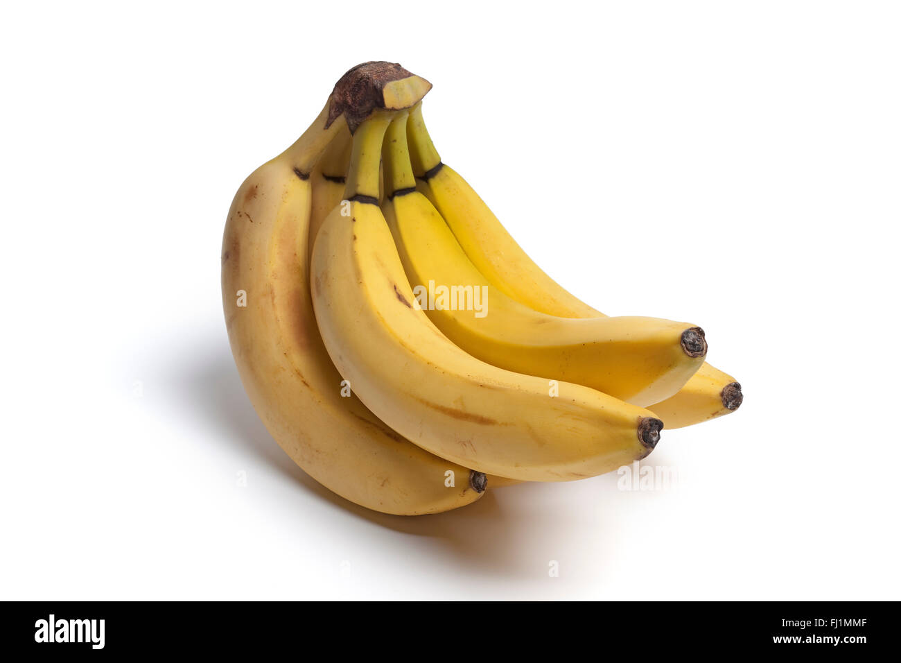 Reihe von ungeschälten Bananen auf weißem Hintergrund Stockfoto