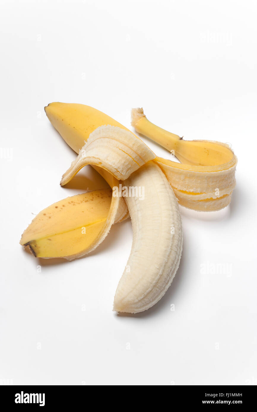 Geschälte Banane mit einer Haut auf weißem Hintergrund Stockfoto