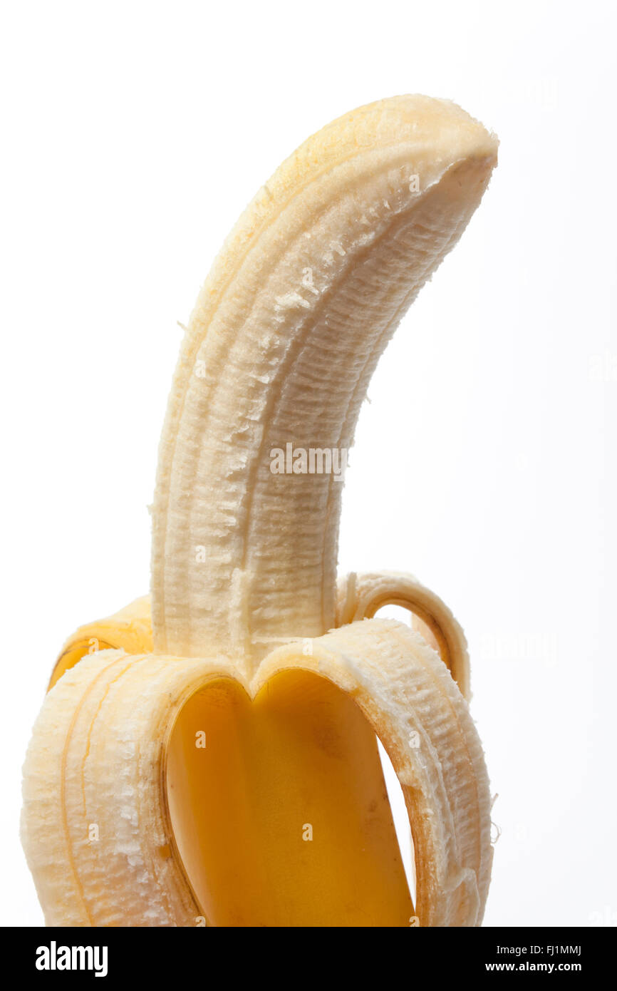 Geschälte Banane mit einer Haut auf weißem Hintergrund Stockfoto