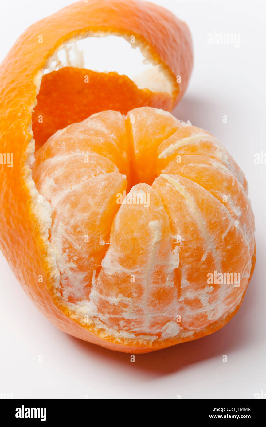 Frische geschälte Mandarine auf weißem Hintergrund Stockfoto