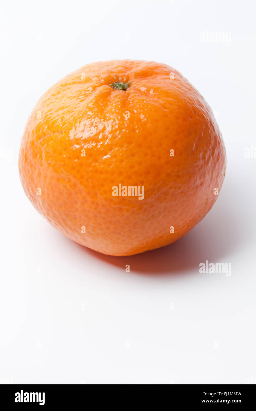 Eine frische ganze einzelne Mandarine auf weißem Hintergrund Stockfoto
