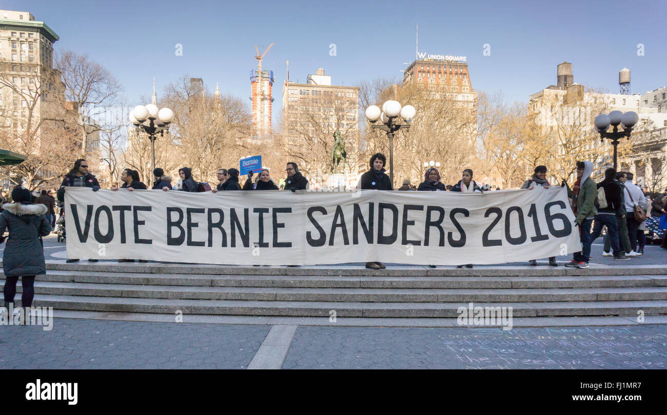 New York, USA. 27. Februar 2016. Mehrere hundert Anhänger von Präsidentschaftskandidat Bernie Sanders Rallye am Union Square in New York auf Samstag, 27. Februar 2016. Bildnachweis: Richard Levine/Alamy Live-Nachrichten Stockfoto