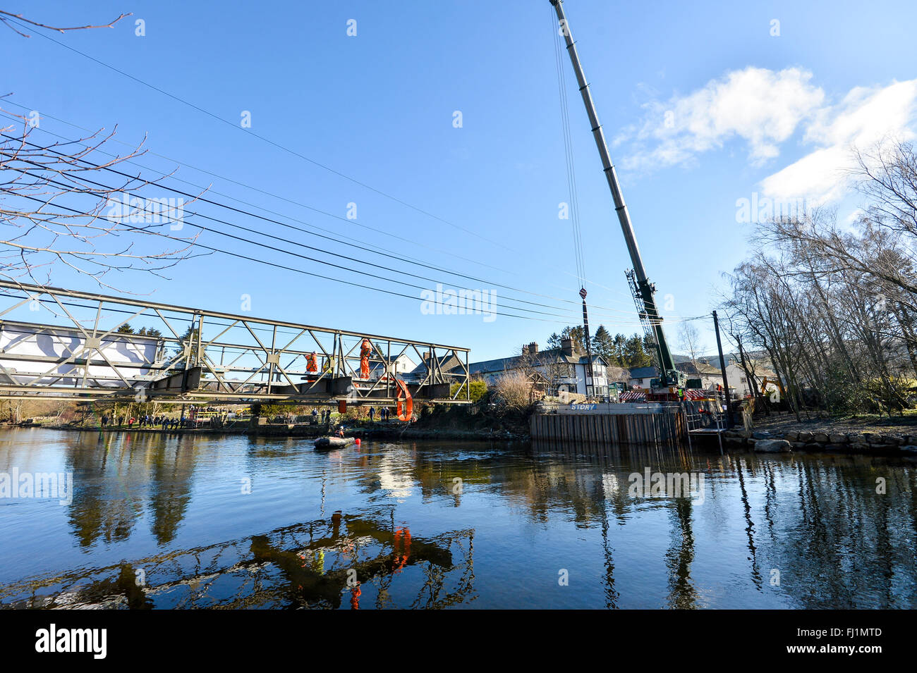 Ullswater, Cumbria, UK. 28. Februar 2016. Die Behelfsbrücke ist über den Fluss Eamont an Pooley Bridge, Ullswater, Cumbria in Platz gehoben. Die alte steinerne Bogenbrücke wurde infolge Winter Sturm Desmond weggespült. Die engineering-Projekt möglich gemacht wurde von Cumbria County Council in Brückenschlag zwischen Auftragnehmer Mabey mieten und Cumbrian Baufirma Geschichte Contracting-Spezialist bringt: Kredit-28. Februar 2016: STUART WALKER/Alamy Live News Stockfoto