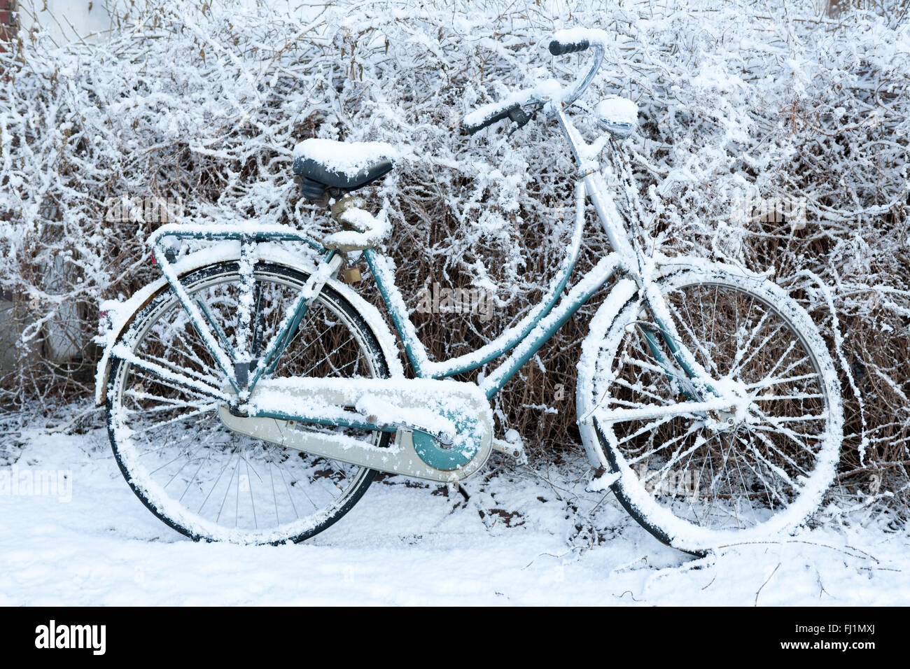 Fahrrad im Winter mit Schnee bedeckt. Stockfoto