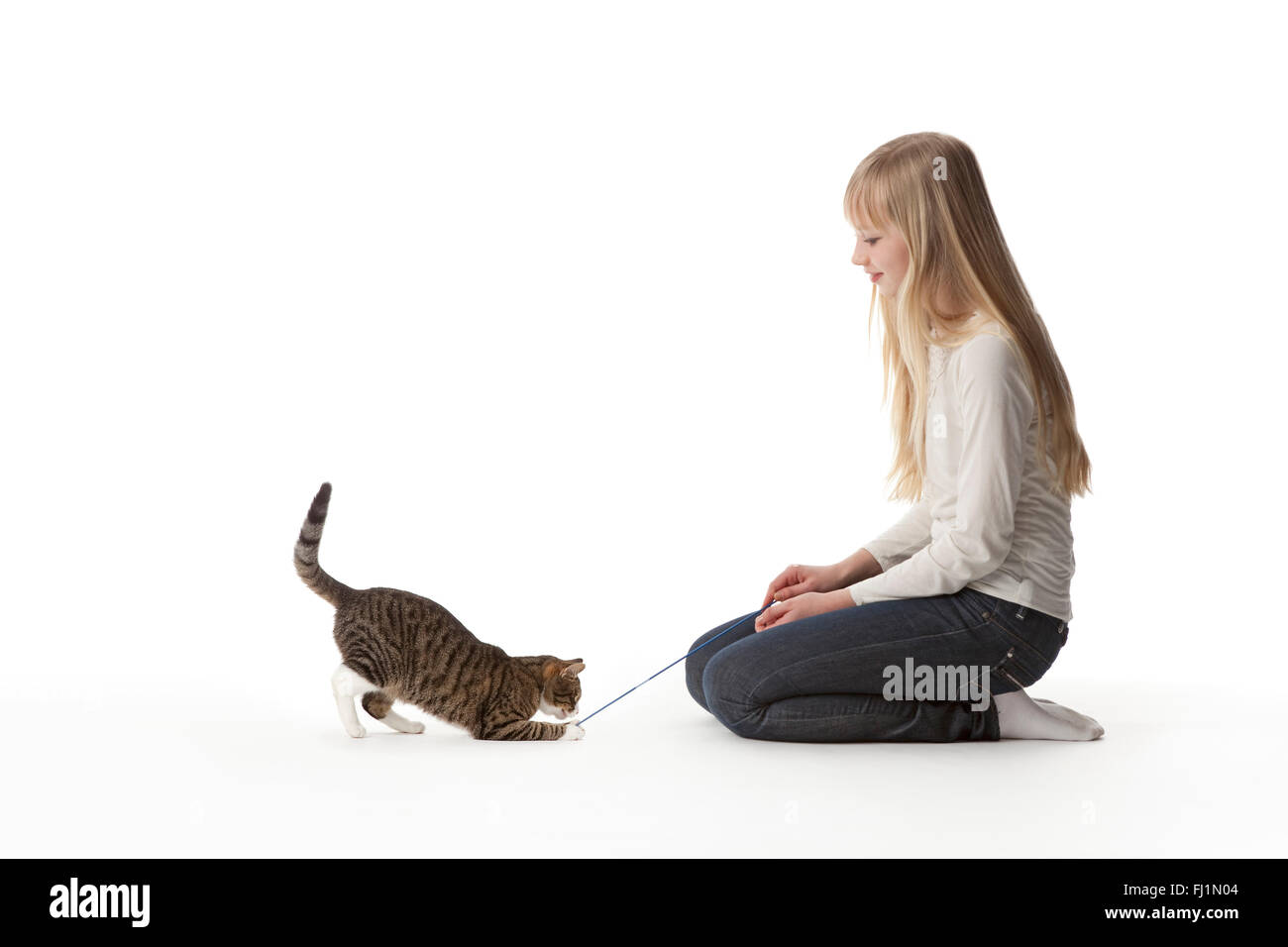 Teenager-Mädchen spielt mit ihrem Haustier Katze auf weißem Hintergrund Stockfoto