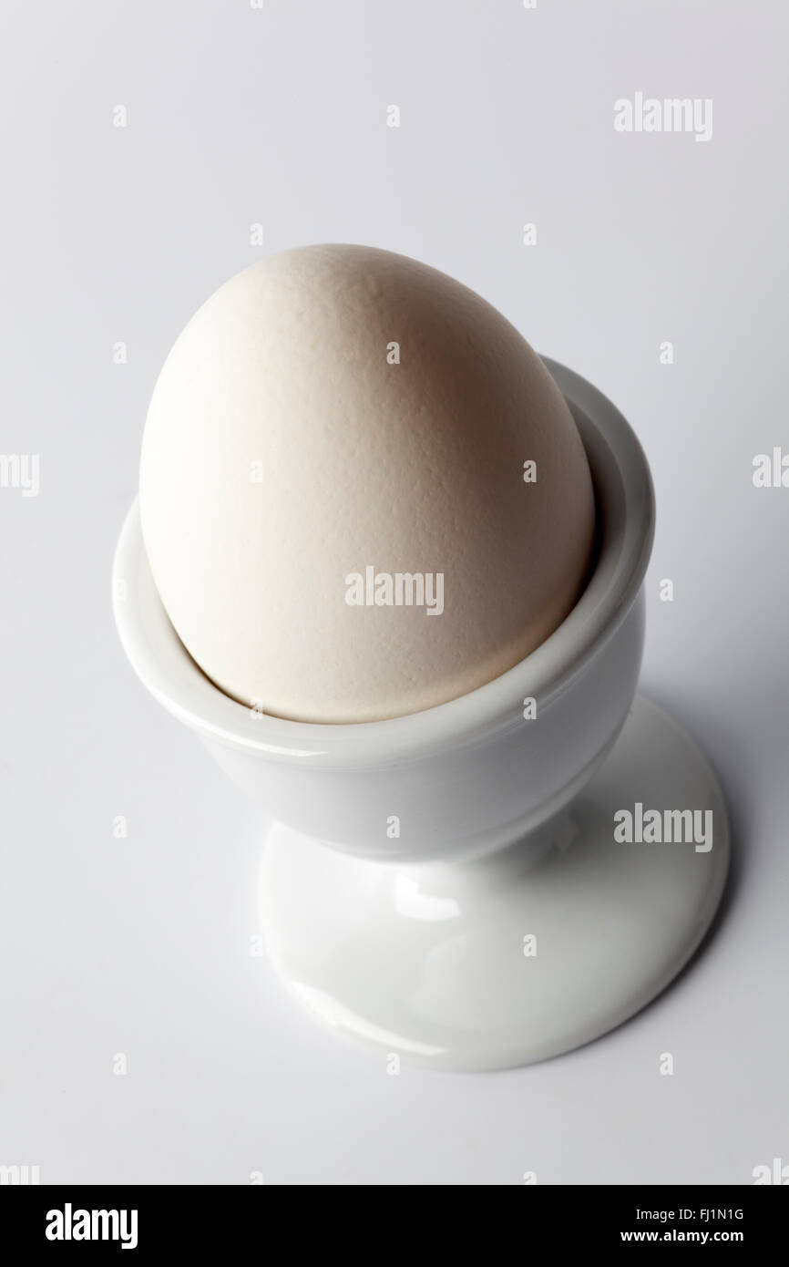 Weißes Ei in einen Eierbecher Stockfoto
