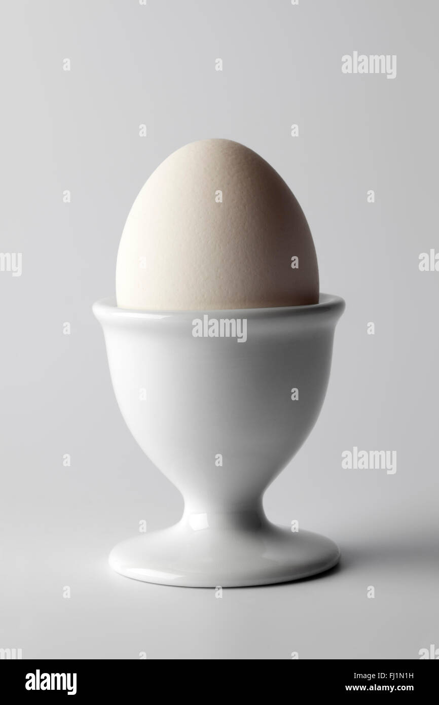 Ganze gekochte weiße Ei in einen Eierbecher Stockfoto