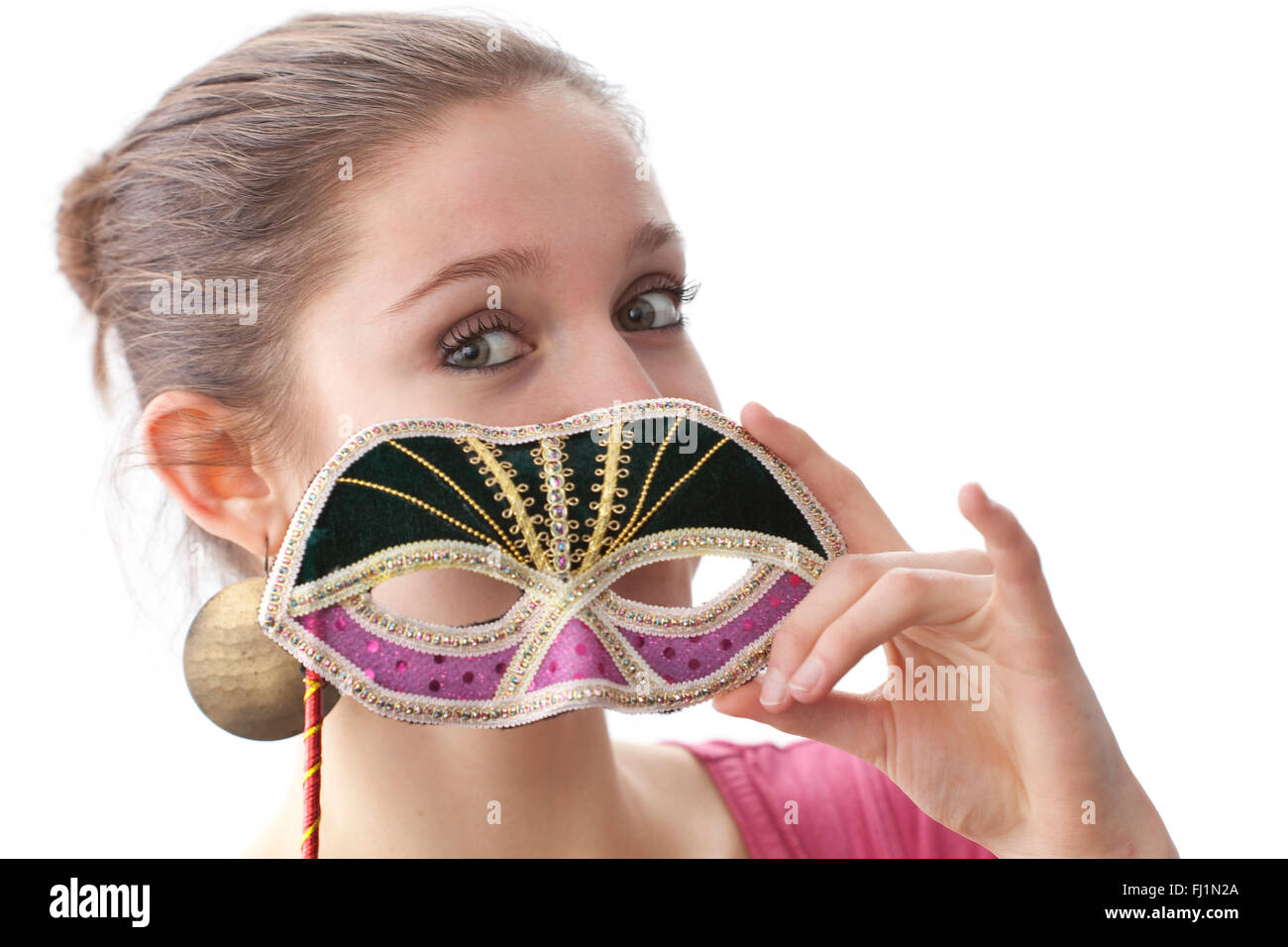 Süße Teenager-Mädchen mit einem venezianischen Karnevalsmaske auf weißem Hintergrund Stockfoto