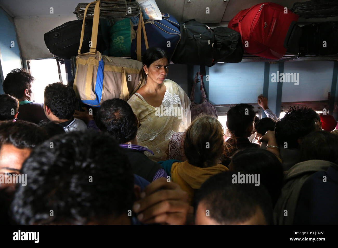 Passagiere reisen in einem überfüllten Zug von Delhi nach Amritsar, Indien Stockfoto