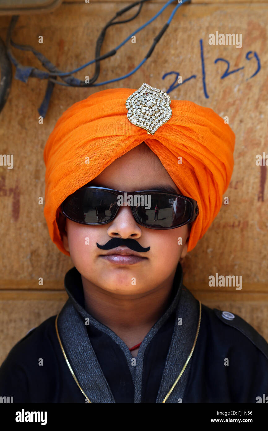 Kind mit Turban und Fake Schnurrbart in Jaisalmer, Rajasthan, Indien Stockfoto