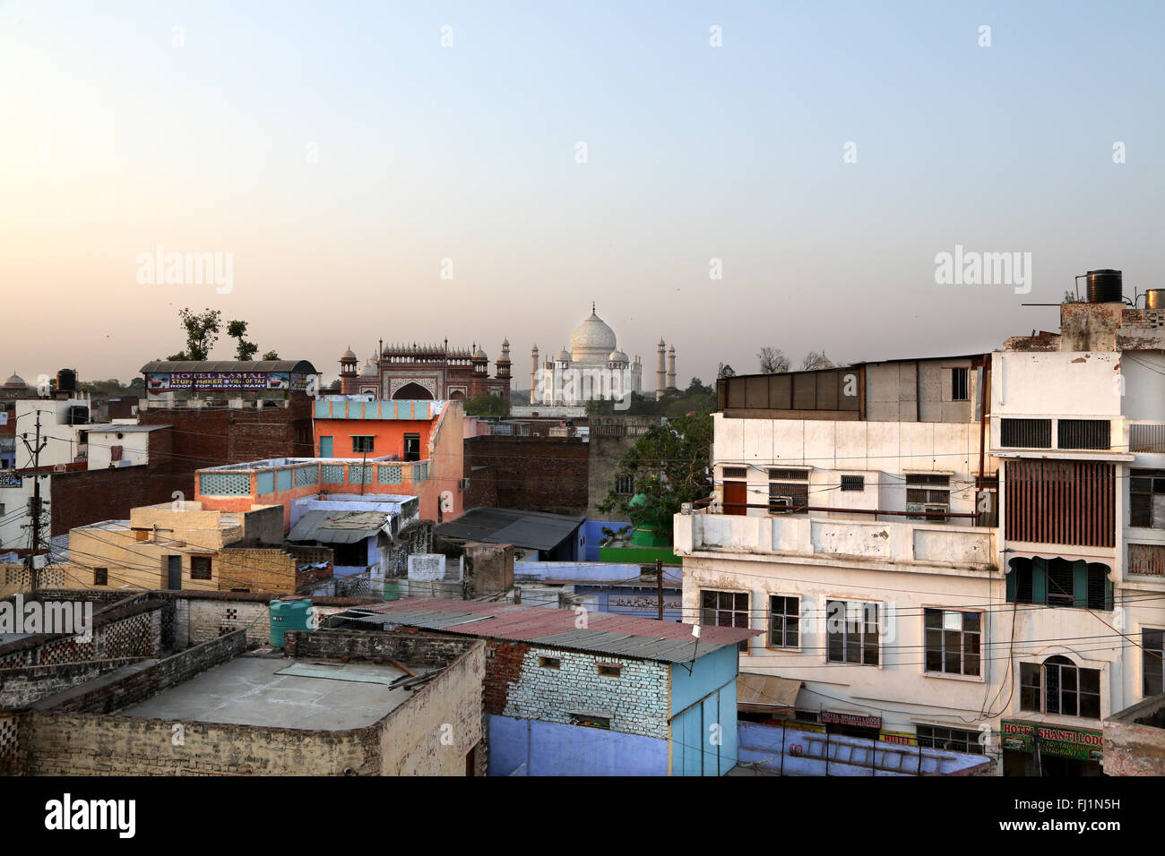 Herrliche Sicht auf das Taj Mahal, Agra (Taj Ganj Bereich), Indien Stockfoto