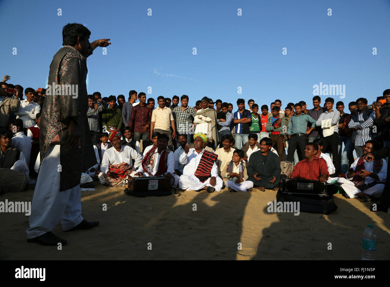 Musiker spielen traditionelle Musik in der Wüste Thar in der Nähe von Jaisalmer, Rajasthan, Indien Stockfoto