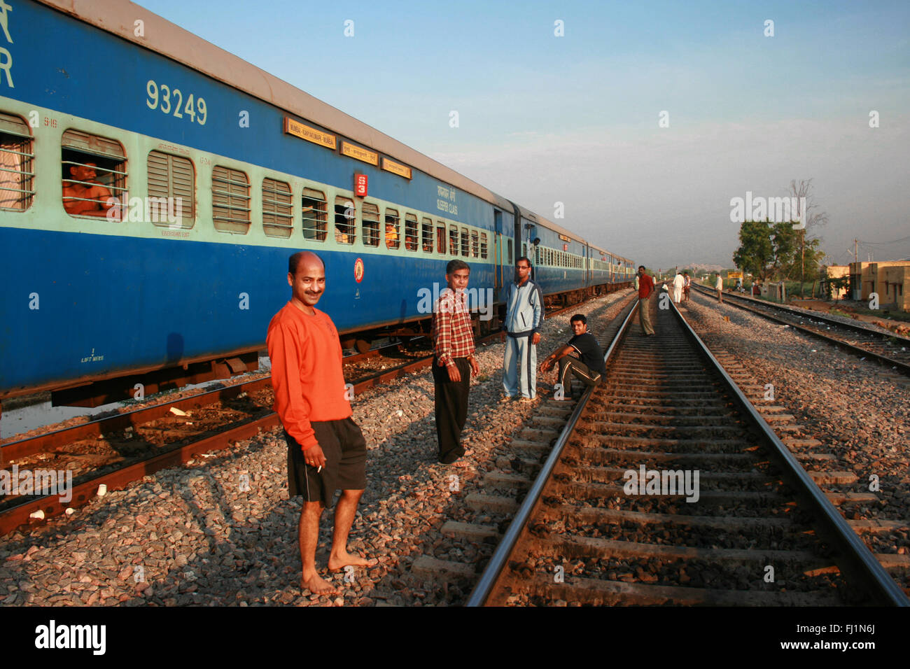 Passagiere auf Schienen von einem Zug in Karnataka, Indien Stockfoto
