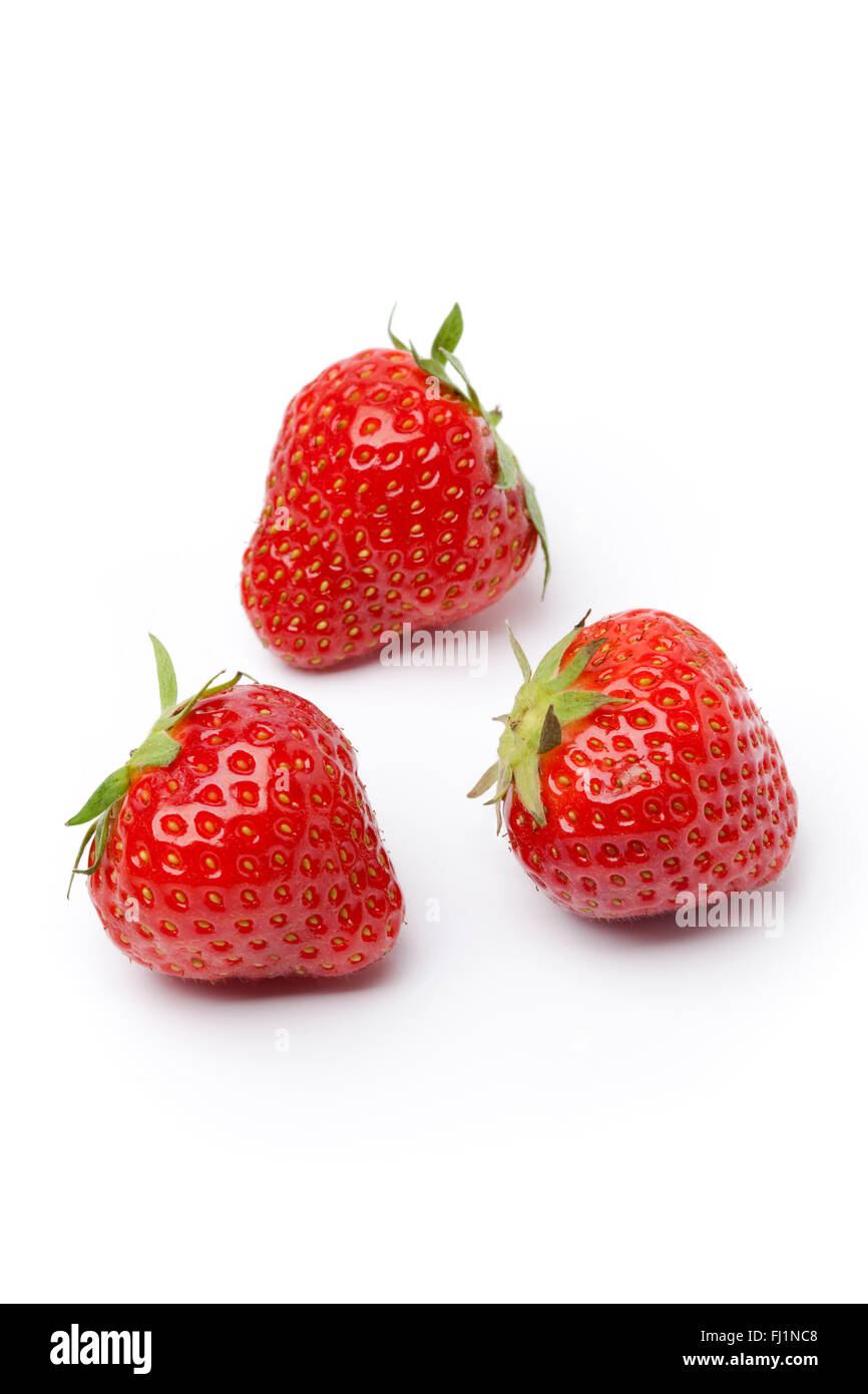Ganze frische rote Erdbeeren auf weißem Hintergrund Stockfoto