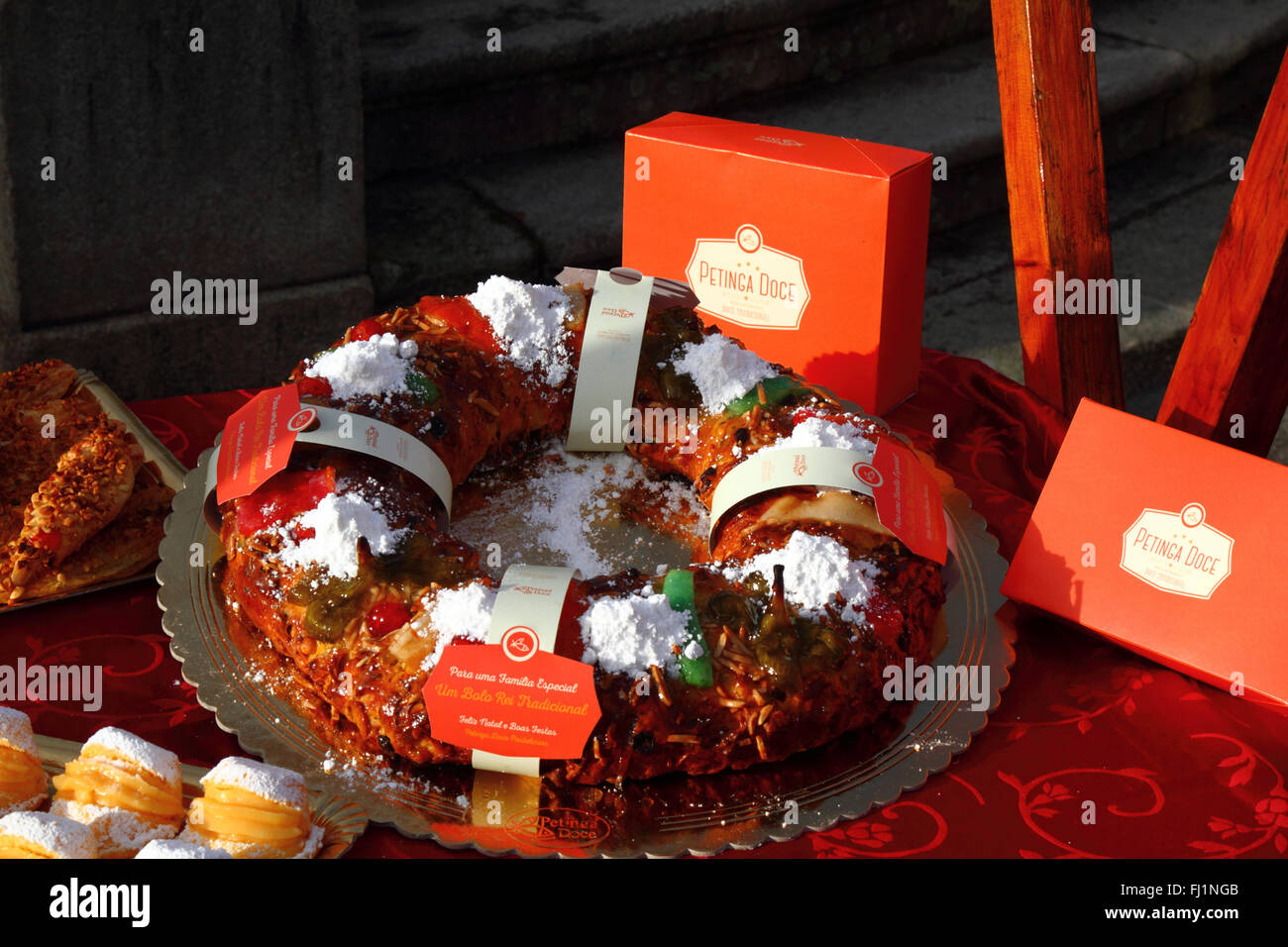 Bolo Rei oder König Kuchen, einem traditionellen Kuchen, der gegessen wird, für Weihnachten und Epiphanie, Portugal Stockfoto