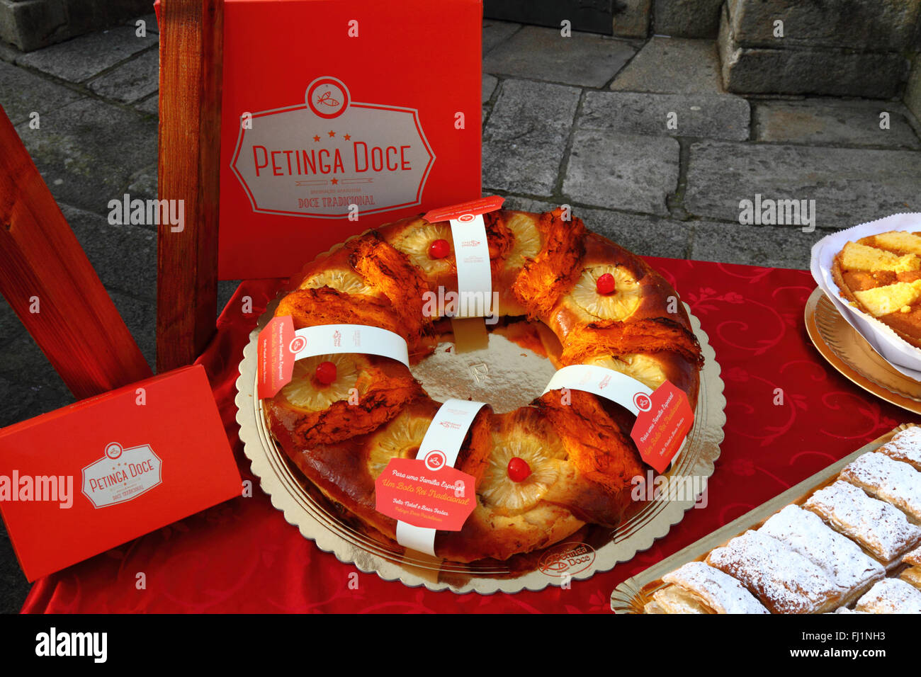 Bolo Rei oder König Kuchen, einem traditionellen Kuchen, der gegessen wird, für Weihnachten und Epiphanie, Portugal Stockfoto