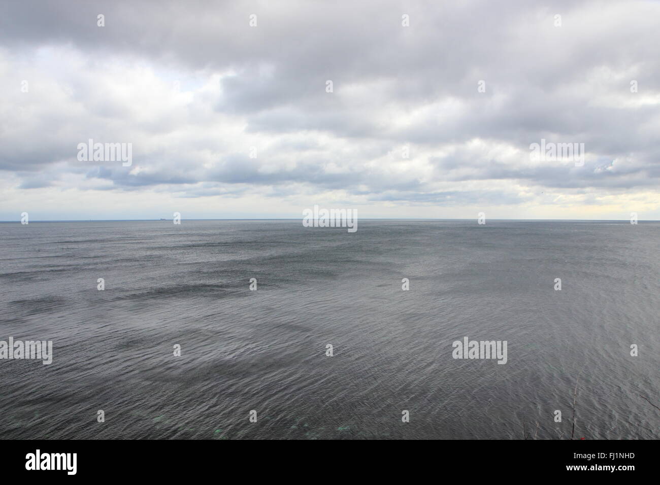 Ozean Horizont mit Schwarzwasser und dramatische Wolken-Hintergrund Stockfoto