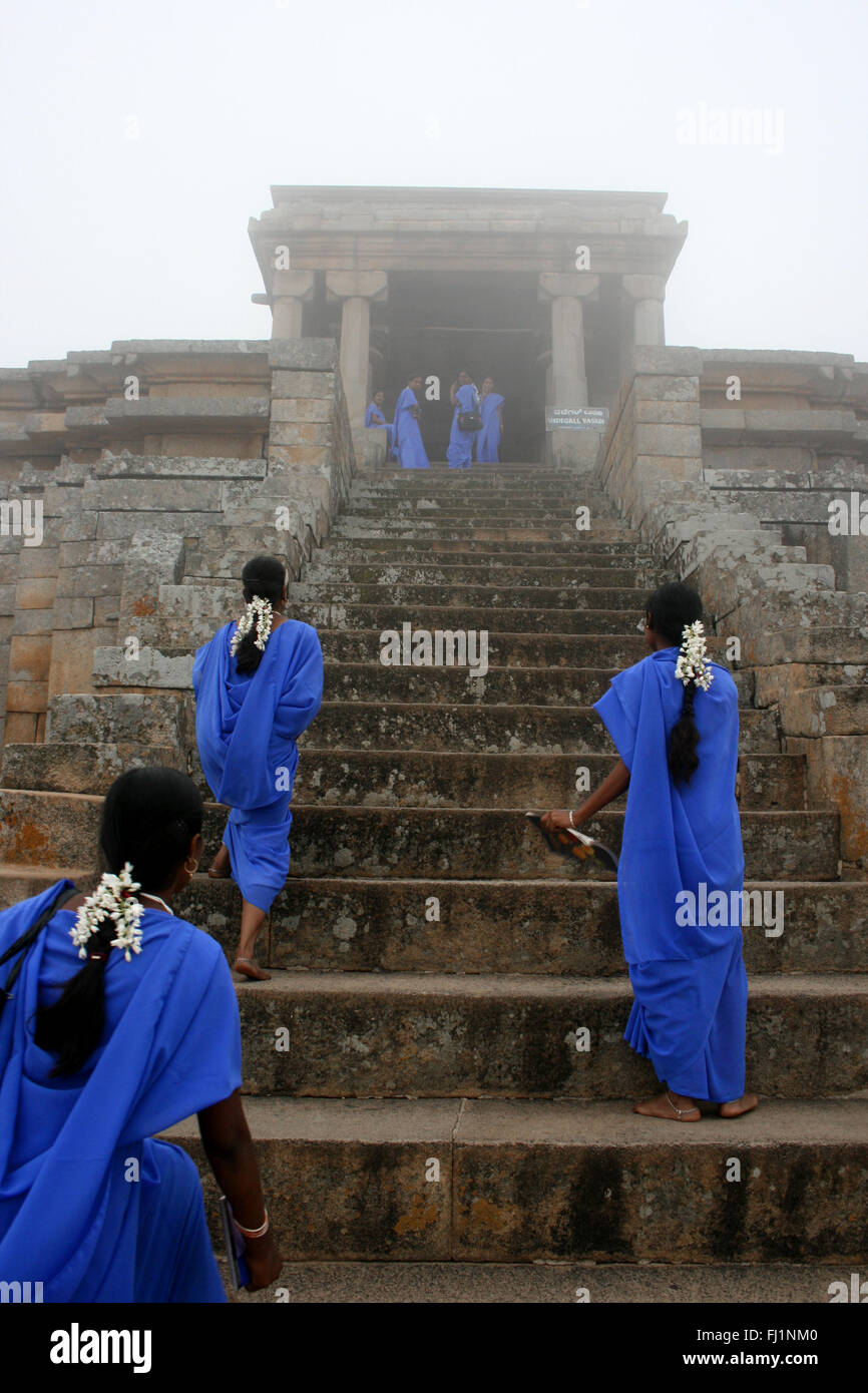 Gruppe von Frau Richtung Bahubali Tempel in Sravanabelagola, Indien Stockfoto