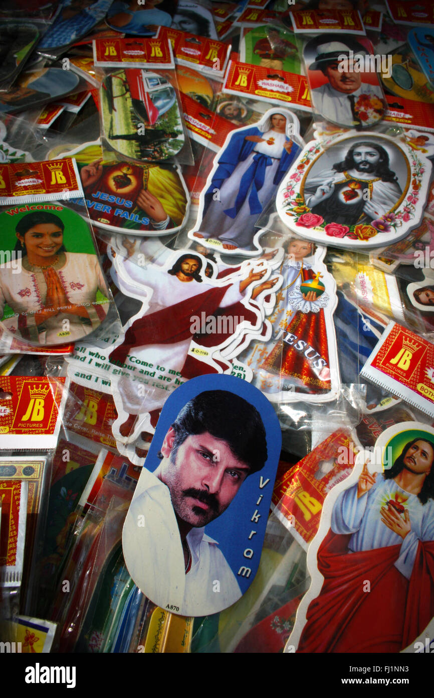 Sammlung von Aufkleber für Verkauf mit Bollywood Schauspieler, religiöse Symbole und indischen Populärkultur in Mumbai, Indien Stockfoto