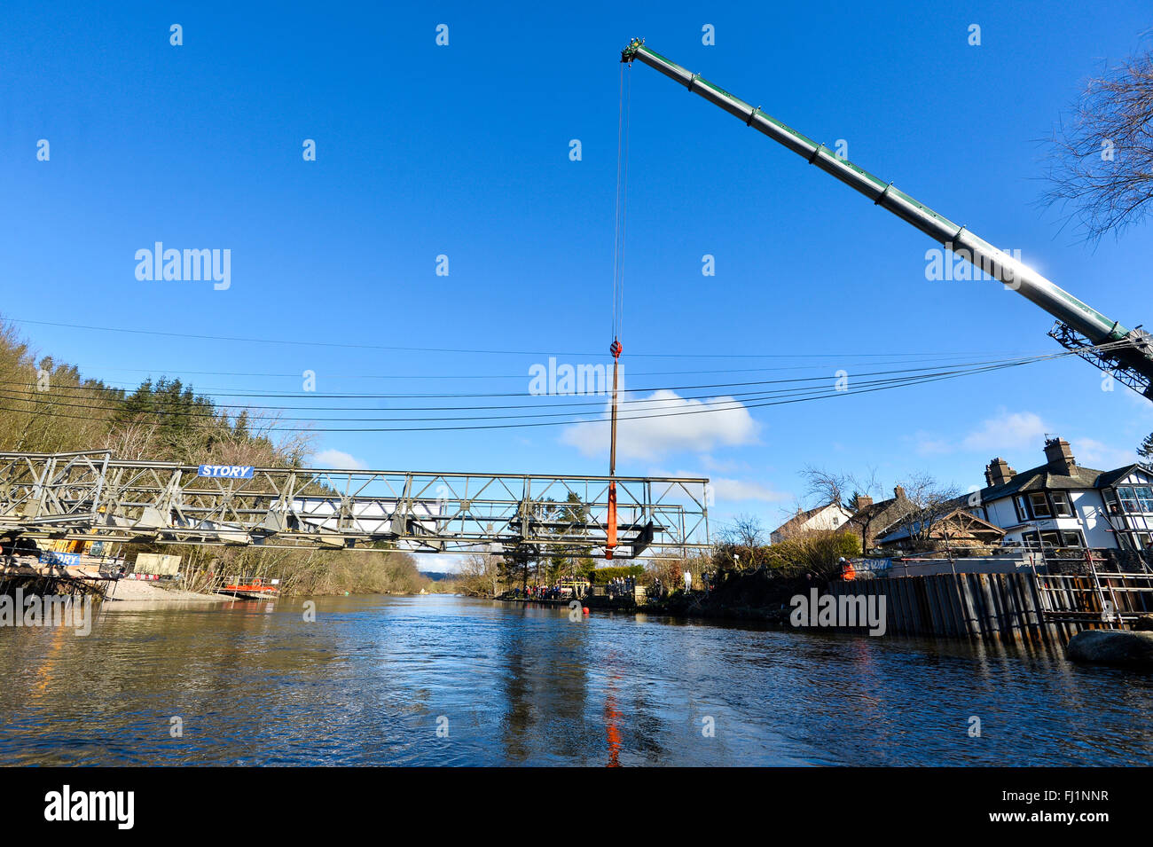 Ullswater, Cumbria, UK. 28. Februar 2016. Die Behelfsbrücke ist über den Fluss Eamont an Pooley Bridge, Ullswater, Cumbria in Platz gehoben. Die alte steinerne Bogenbrücke wurde infolge Winter Sturm Desmond weggespült. Die engineering-Projekt möglich gemacht wurde von Cumbria County Council in Brückenschlag zwischen Auftragnehmer Mabey mieten und Cumbrian Baufirma Geschichte Contracting-Spezialist bringt: Kredit-28. Februar 2016: STUART WALKER/Alamy Live News Stockfoto