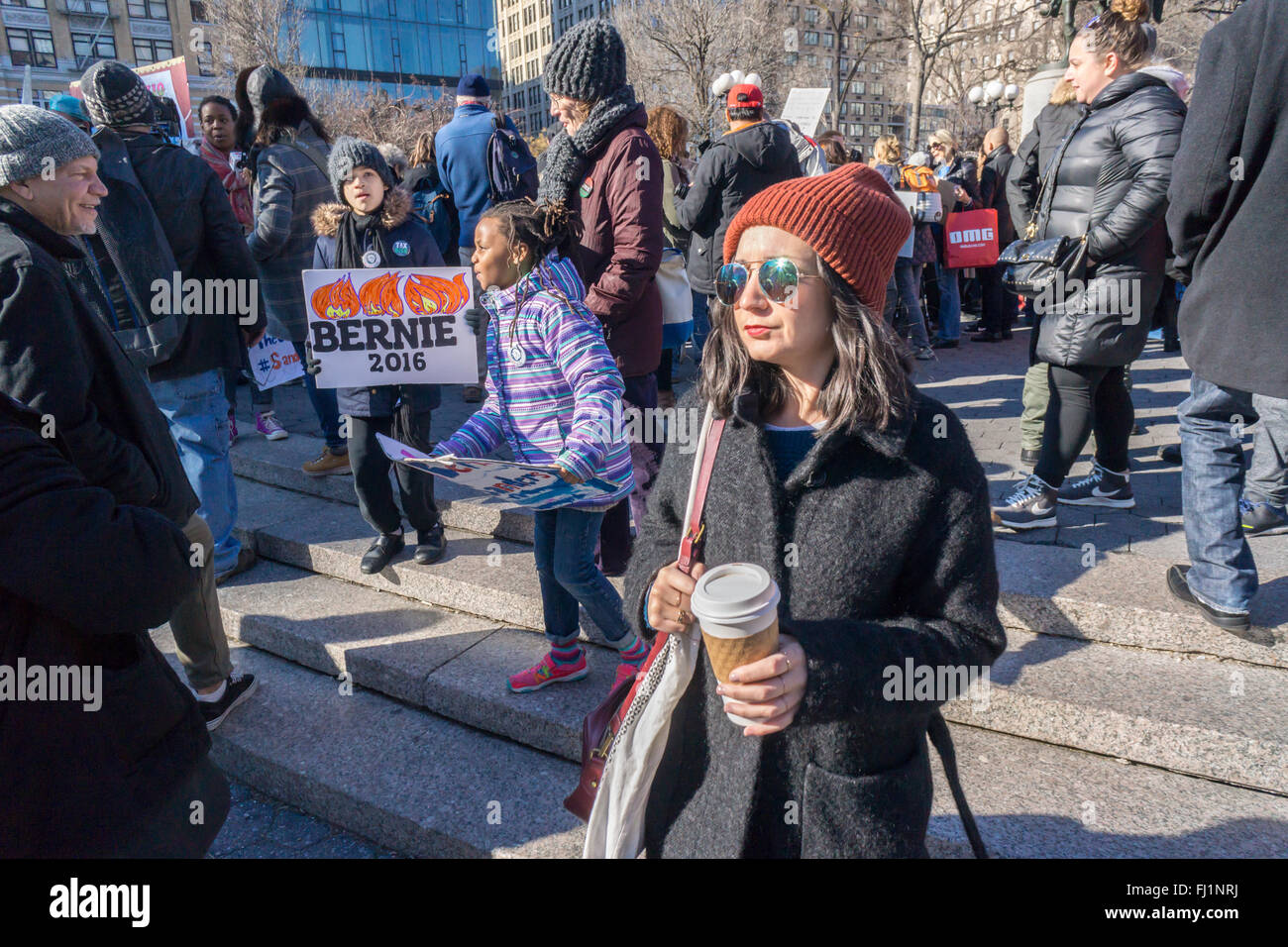 New York, USA. 27. Februar 2016. Mehrere hundert Anhänger von Präsidentschaftskandidat Bernie Sanders Rallye am Union Square in New York auf Samstag, 27. Februar 2016. Bildnachweis: Richard Levine/Alamy Live-Nachrichten Stockfoto
