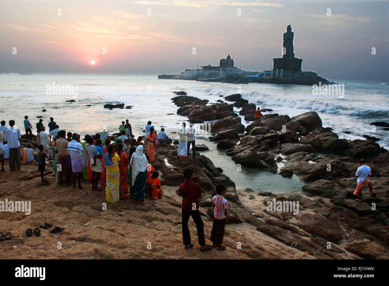 Blick auf Vivekananda Rock Memorial, von der Küste in Kanyakumari, von Sunrise, Tamil Nadu Stockfoto