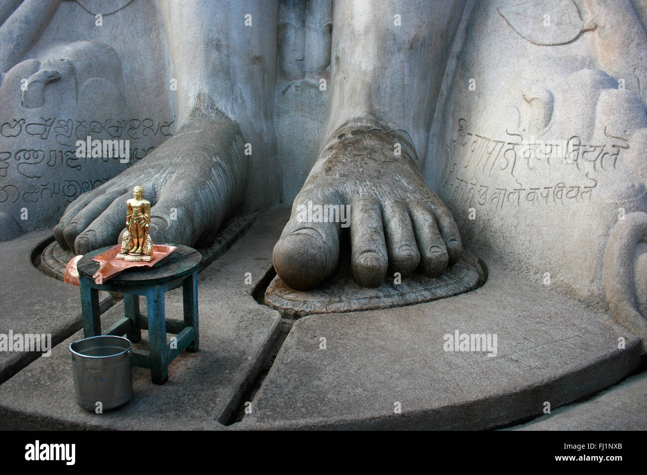 Die Füße der Statue von Gommateshwara (bahubali) Sravanbelagola, Indien Stockfoto