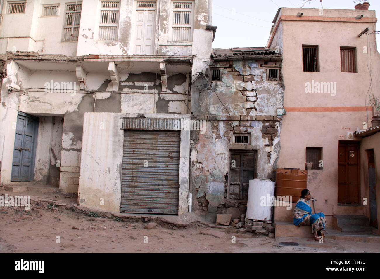 Alten heruntergekommenen verlassenen Häusern in Bhuj, Gujarat, - Spuren von Erdbeben - Indien Stockfoto