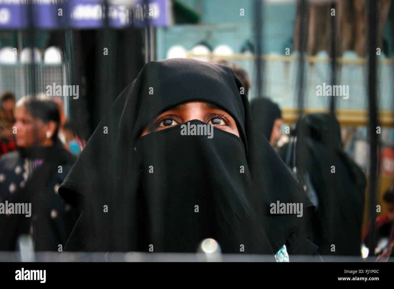 Augen einer muslimischen Frau Niqab tragen in Hyderabad, Indien. Stockfoto