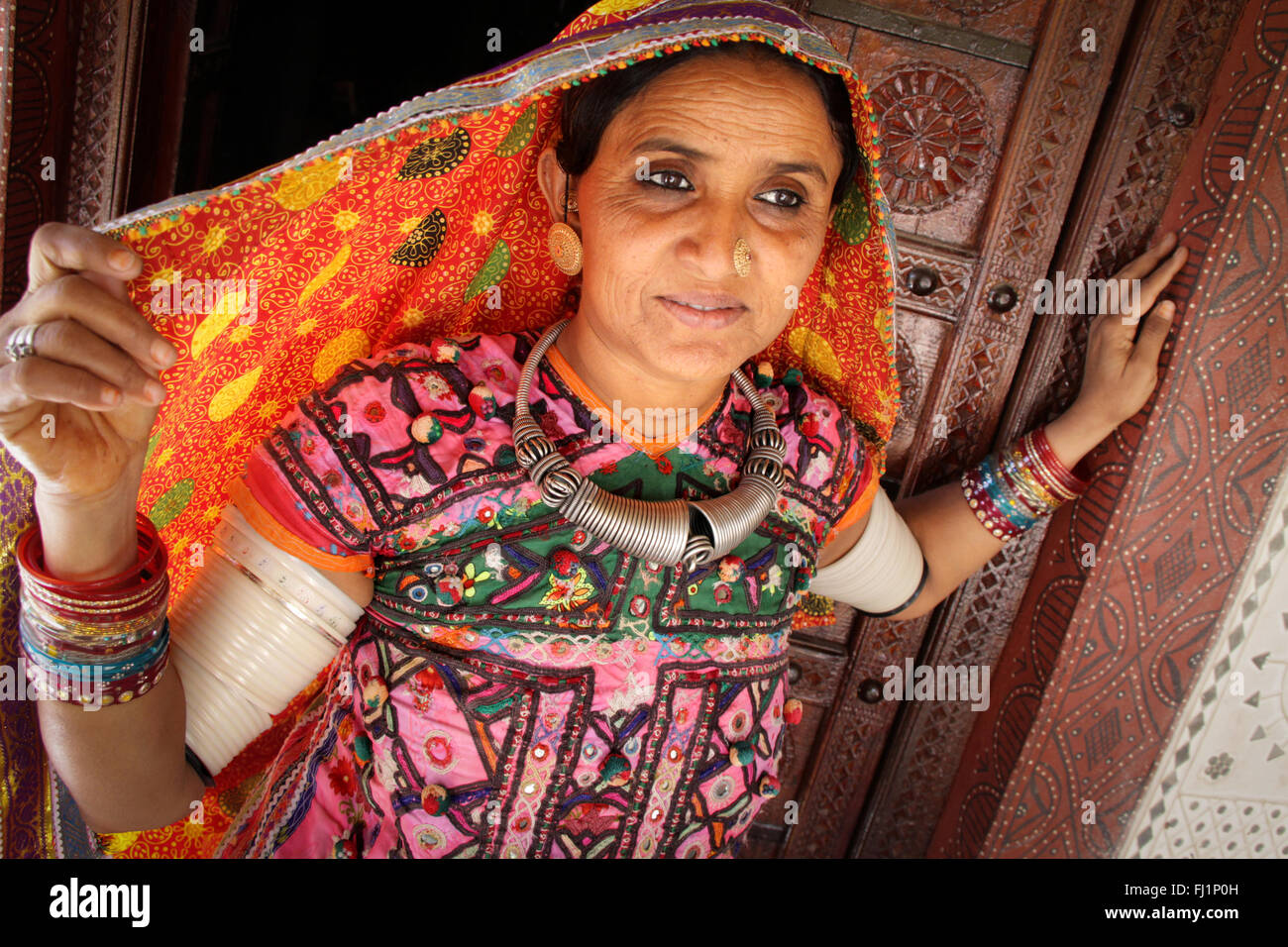 Meghwal Stamm Frau mit traditionellen tribal Kleid, Gujarat, Indien. Stockfoto