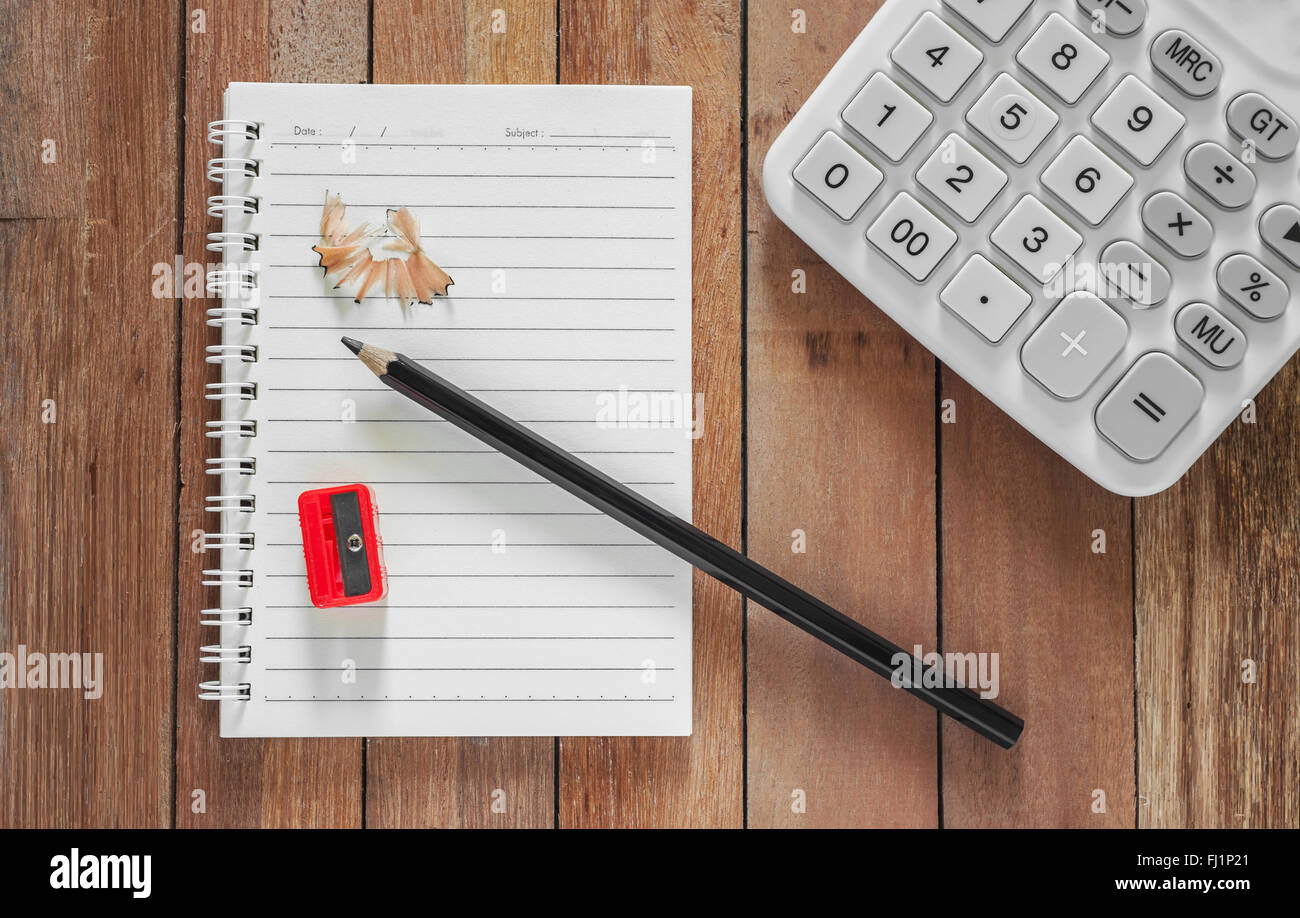 Papier für Finanzen mit Bleistift und Taschenrechner auf hölzernen Hintergrund Stockfoto