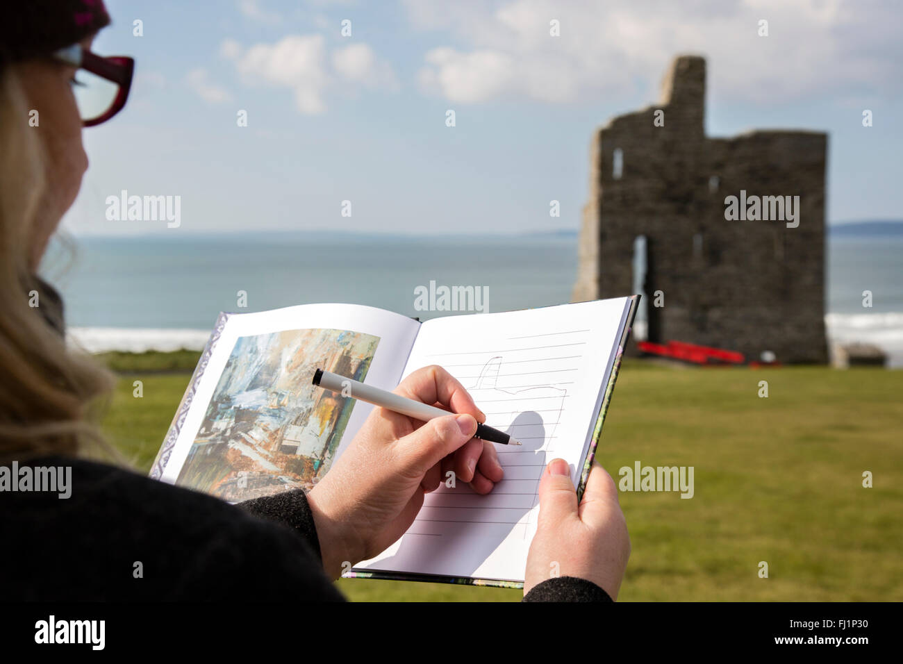 Frau skizzieren Ballybunnion Castle, County Kerry, Irland. Stockfoto