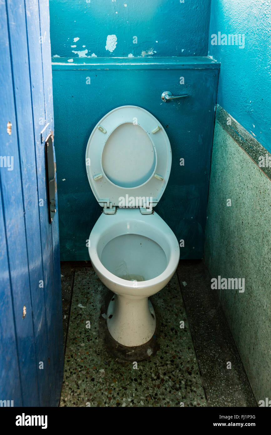 Schmutzige öffentliche Toilette, Ballybunnion, County Kerry, Irland Stockfoto