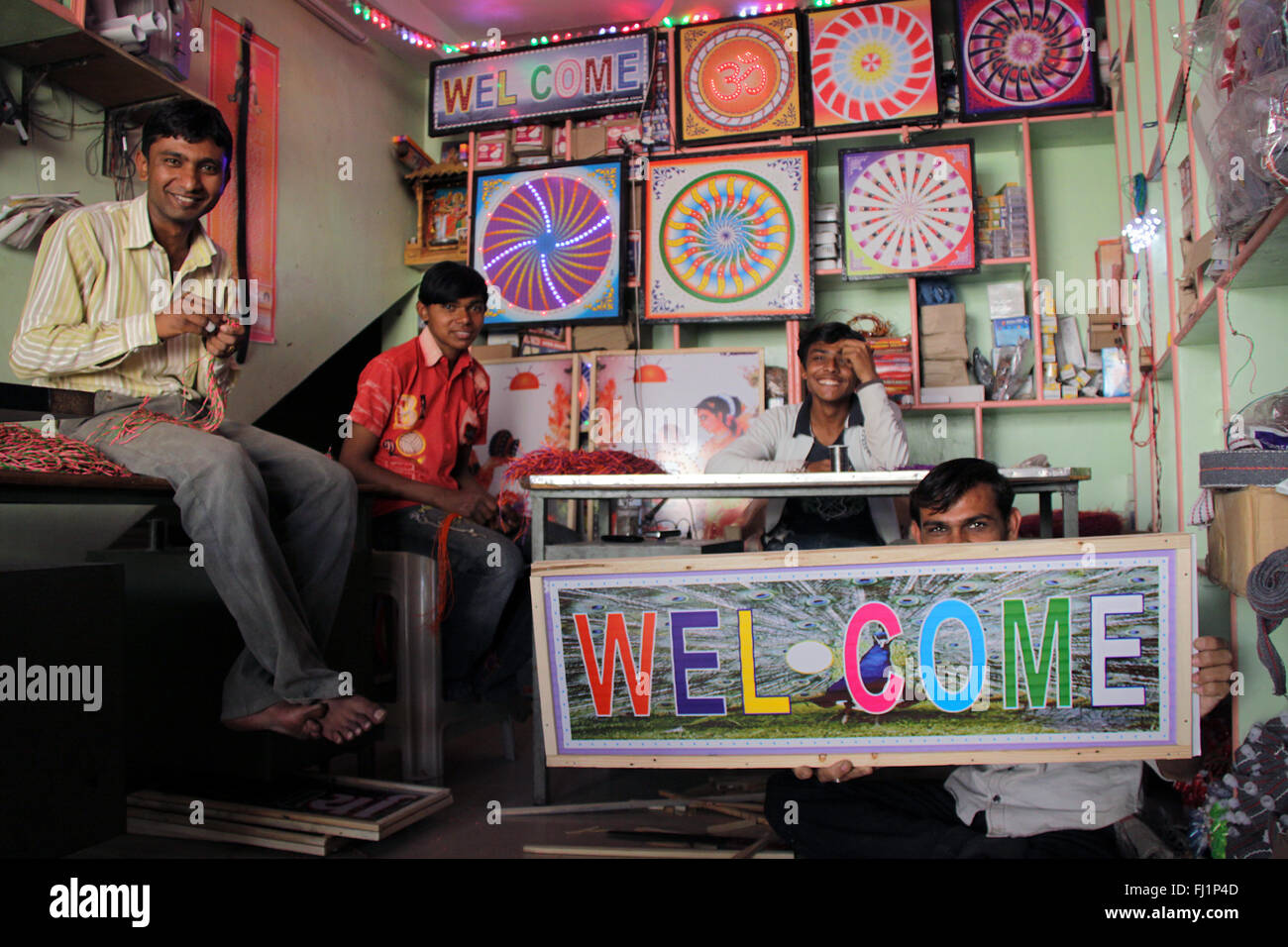 Indische Kerle sind pmosing in einem Shop mit "Willkommen" in Bhuj, Gujarat Stockfoto