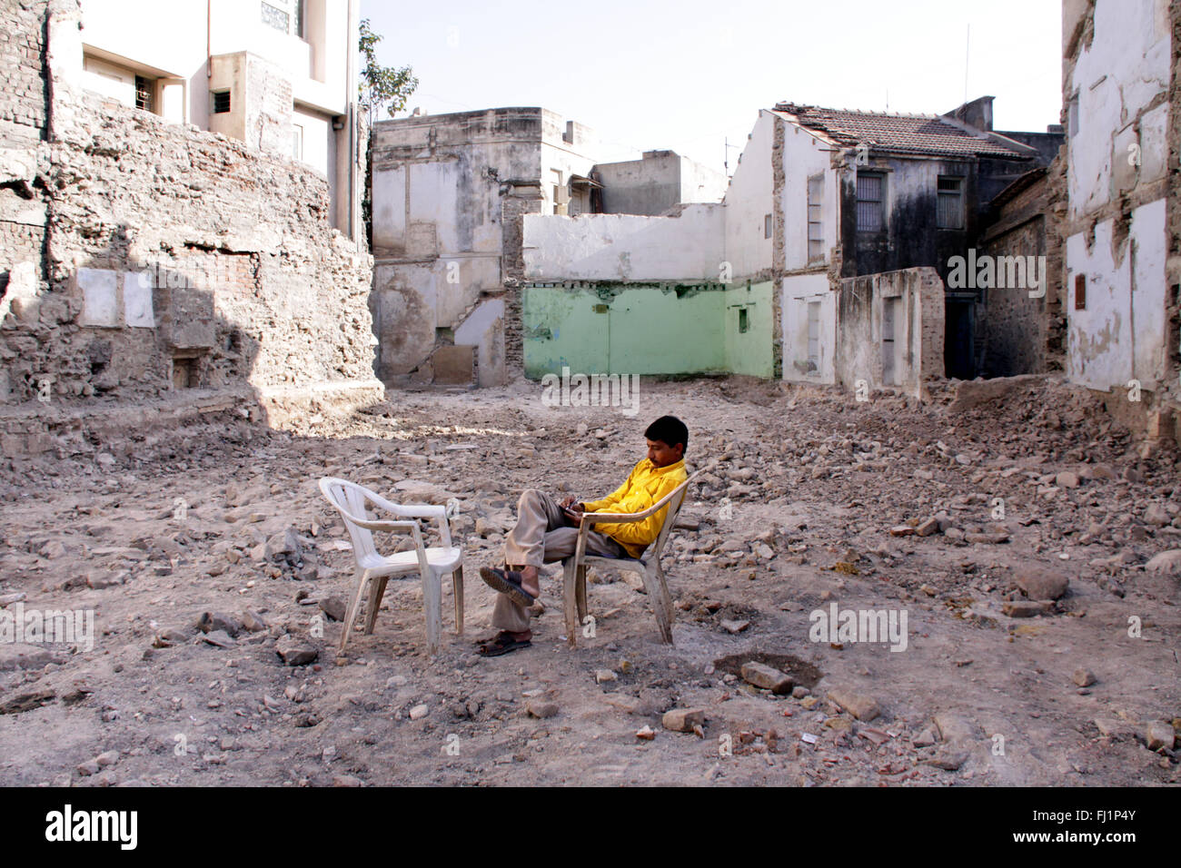 Mann sitzt allein in die Ruinen der zerstörten Gebäude nach Erdbeben in Bhuj, Gujarat, Indien Stockfoto