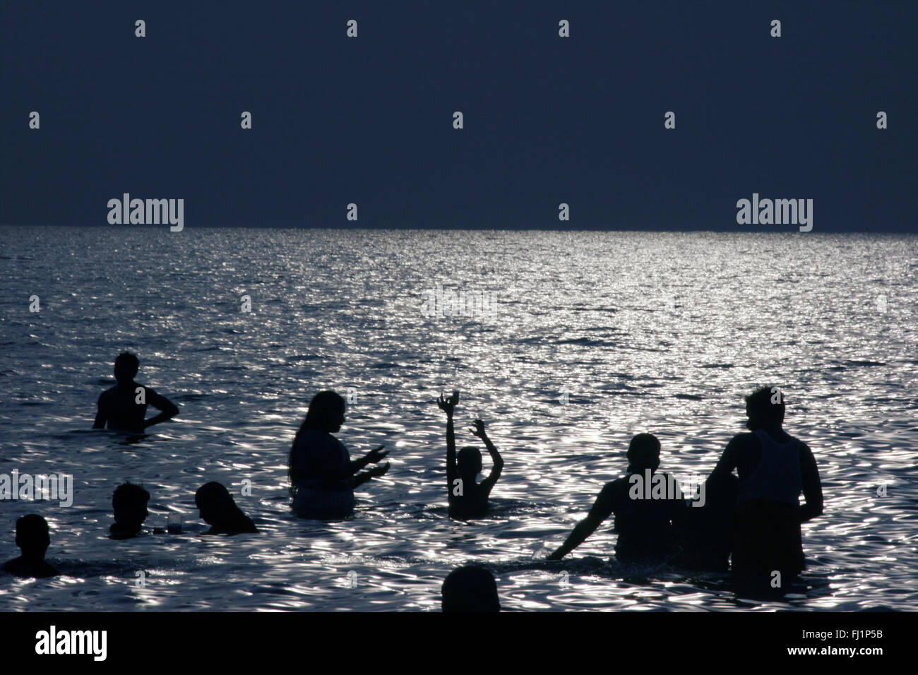 Die Menschen im Meer in Rameswaram, Indien Stockfoto
