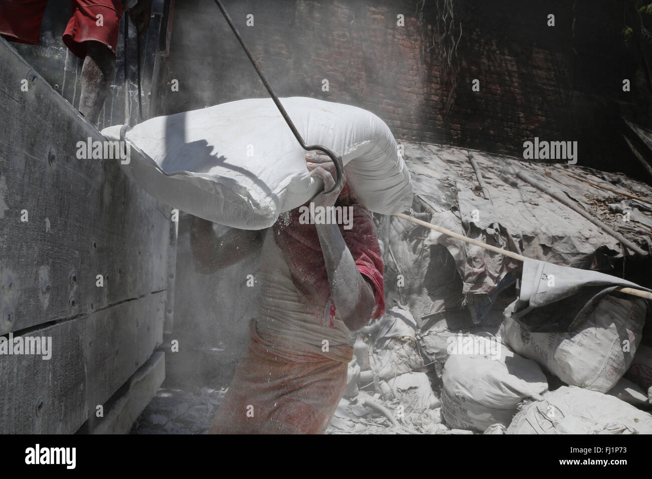 Arbeitnehmer, die schwere Zement Beutel in Kolkata, Indien Stockfoto