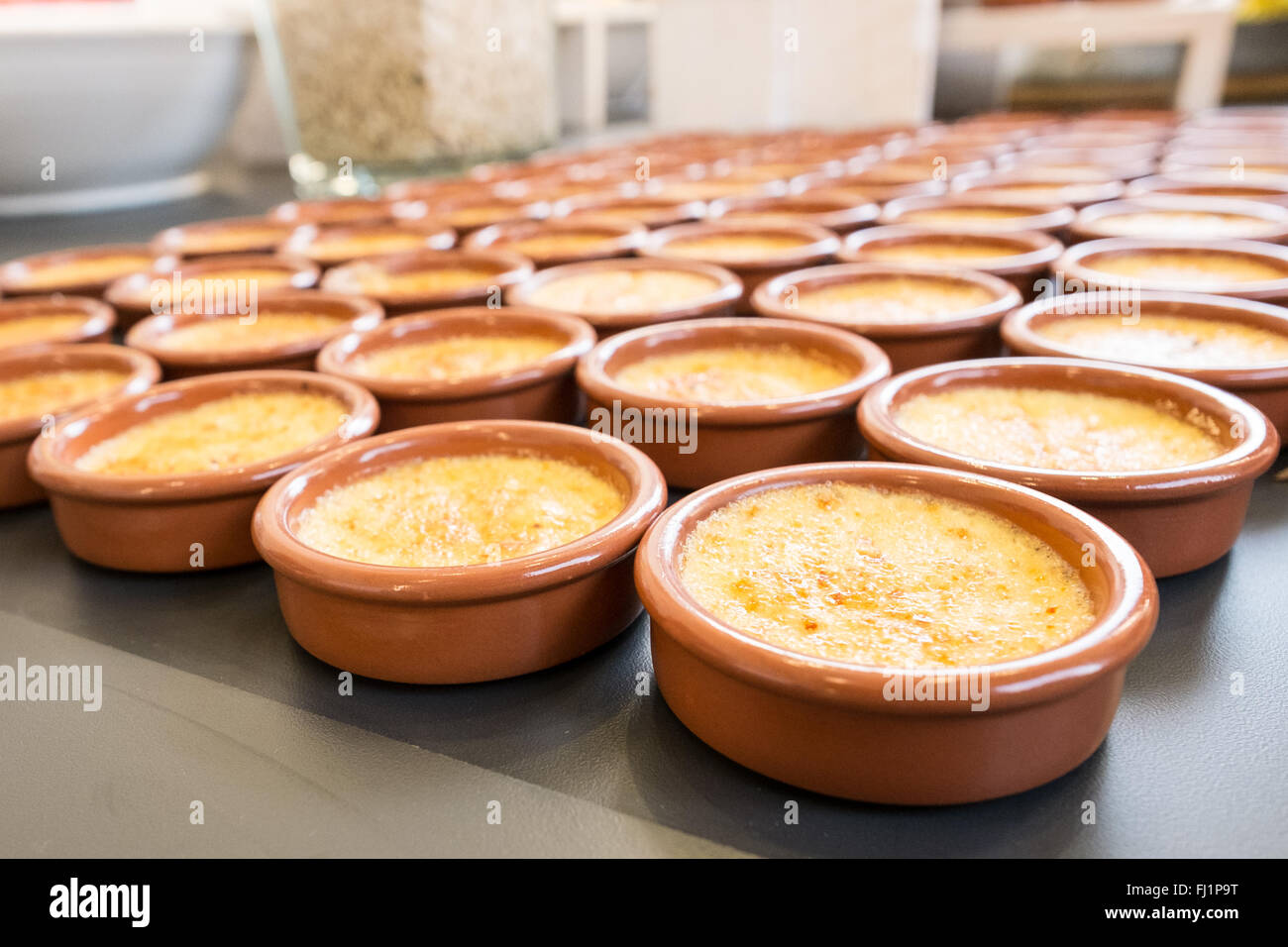 Buffet mit Schalen von Creme Brulee Stockfoto