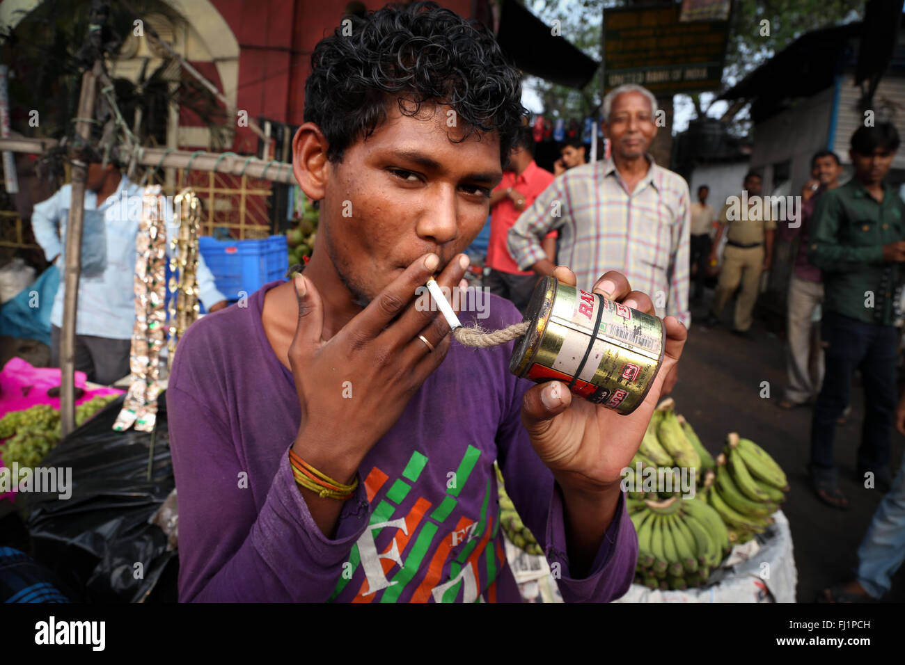 Mann rauchen in KMlkata, Indien Stockfoto
