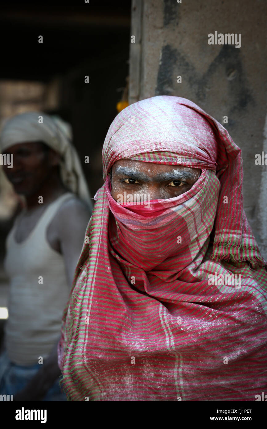 Portrait von Dalit worker mit Turban mit Zement und Staub in Kolkata, Indien abgedeckt Stockfoto