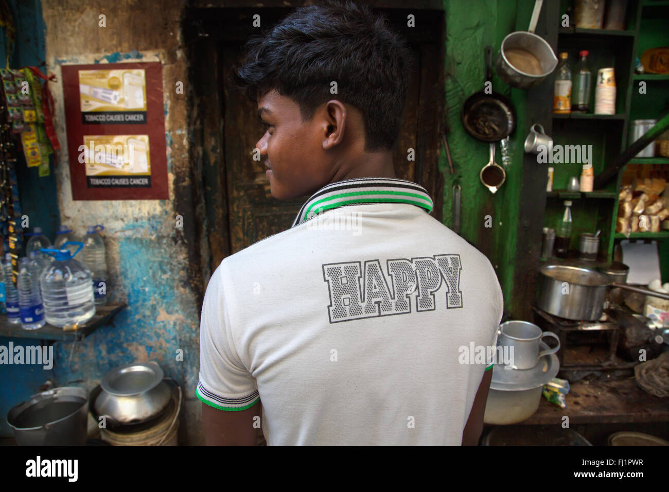 Mann, schönes t-shirt mit Schriften in den Straßen von Kalkutta Stockfoto