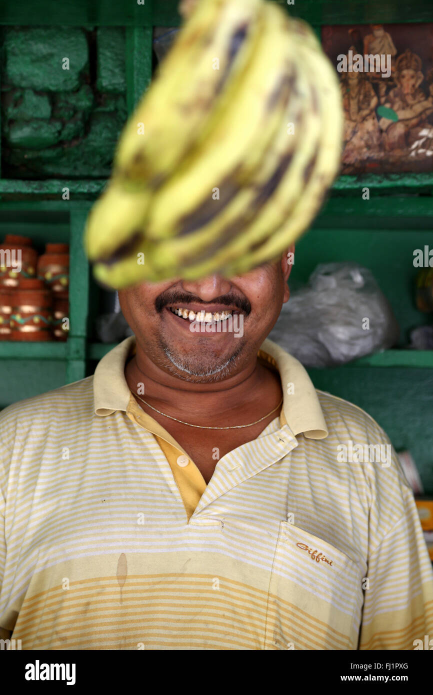 Lächelnd indischen Mann mit Schnurrbart hinter eine Banane in Kolkata ausgeblendet Stockfoto