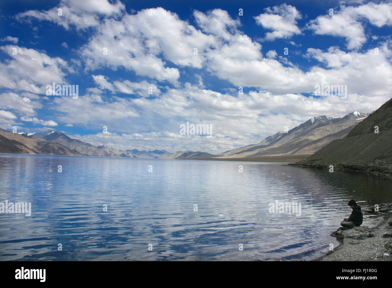 Single einsam allein Mann an Pangong Tso, Landschaft des Himalaya, Ladakh, Indien Stockfoto