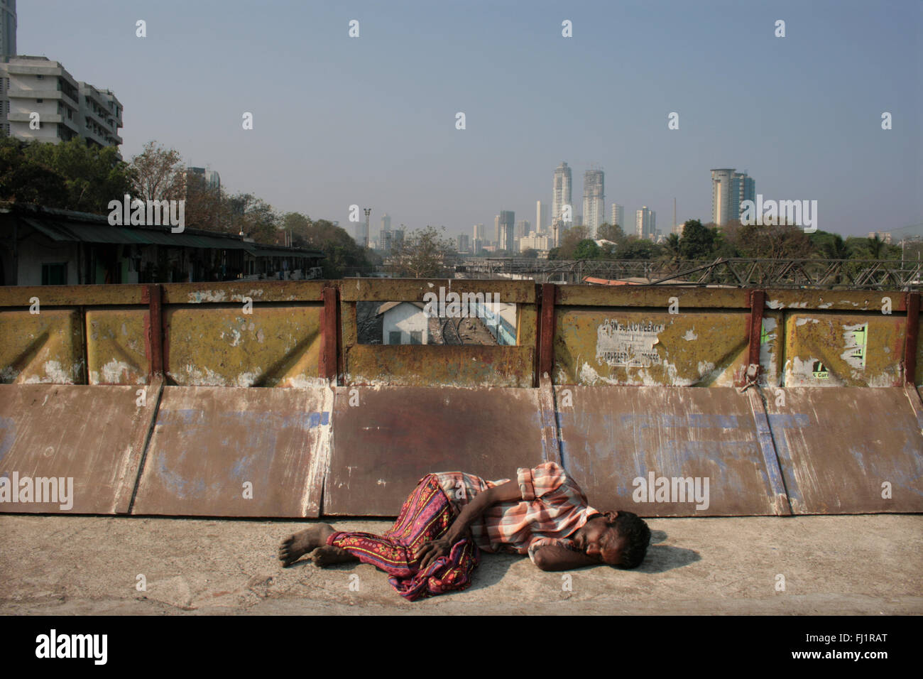 Mann schlafen in einer Straße von Mumbai, Indien Stockfoto